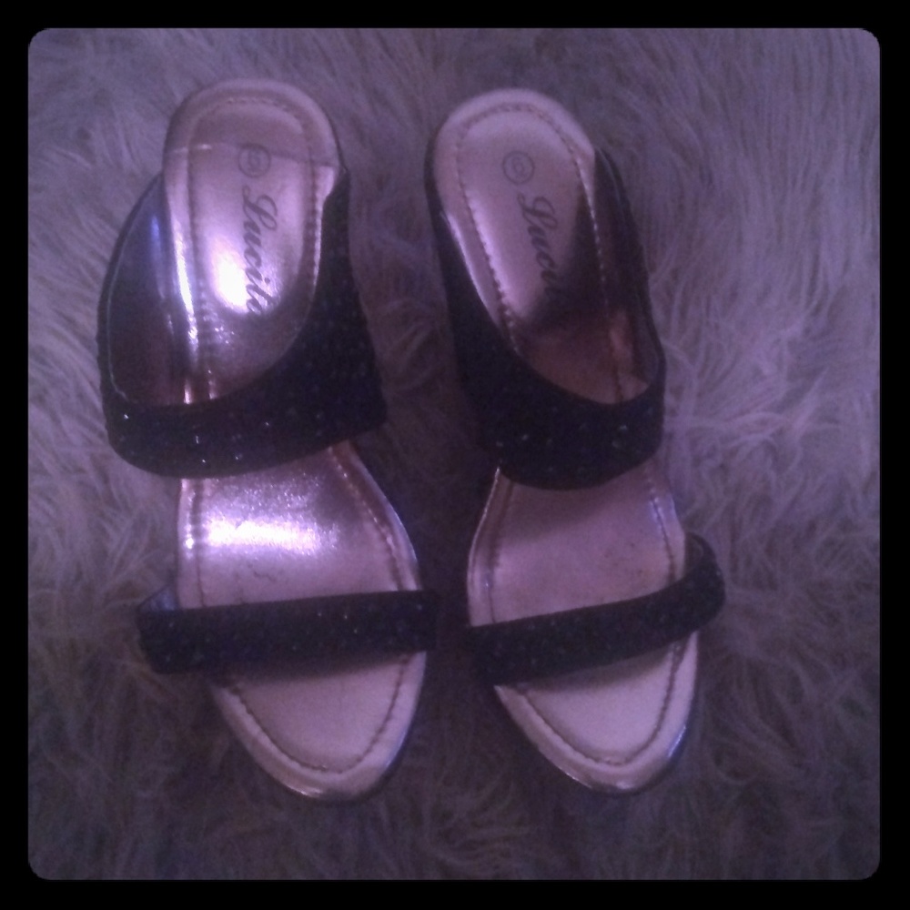 Six inches black open toes wedge shoes.